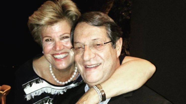 Νίκος Αναστασιάδης: Τον “τσακώσαμε” να κάνει βόλτες στα Χανιά με τη σύζυγό του [εικόνα]