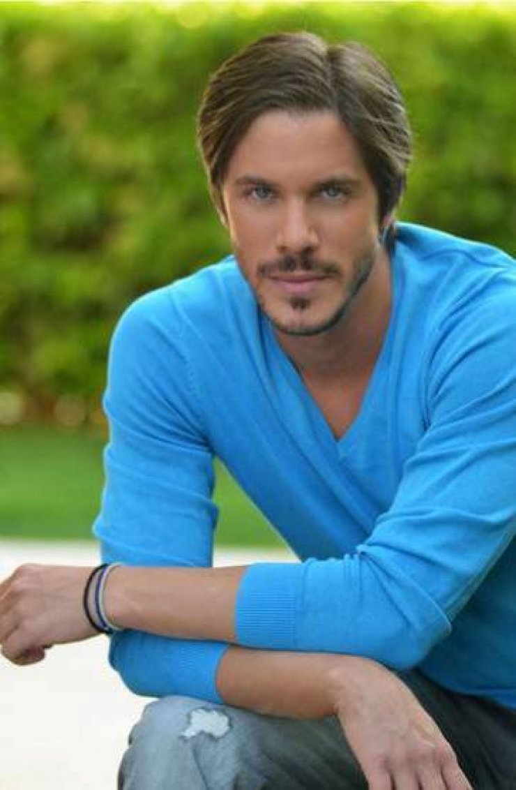  Νίκος Οικονομόπουλος: «Τα μαλλιά μου τα έβαφα από τα 13, τώρα έχουν το φυσικό τους χρώμα»