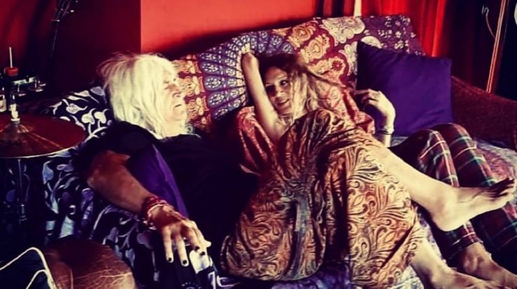 Νίκος Καρβέλας: Η σύντροφός του μας έδειξε πρώτη φορά το πρόσωπο του γιου τους [εικόνα]