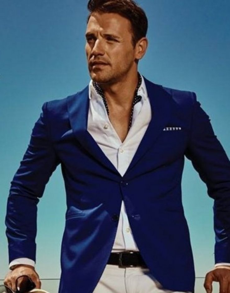 Αποκάλυψη! Ο Νίκος Βέρτης απολαμβάνει τις διακοπές του με νεαρή μελαχρινή