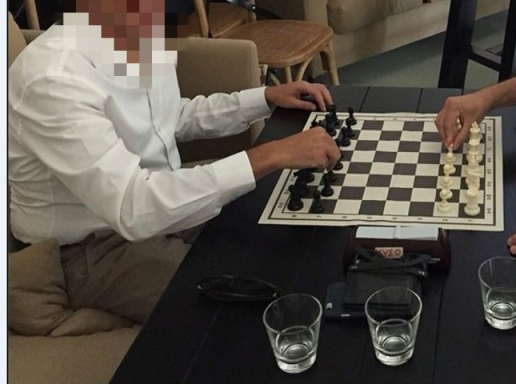 Ποιοί δυο πανίσχυροι Κύπριοι αντίπαλοι πολιτικοί έπαιζαν σκάκι το μεσημέρι της Κυριακής;