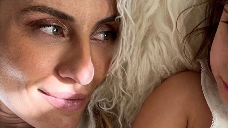 Η κόρη της Ελεονώρας Μελέτη της τραγουδάει πως είναι η καλύτερη μαμά του κόσμου [βίντεο]