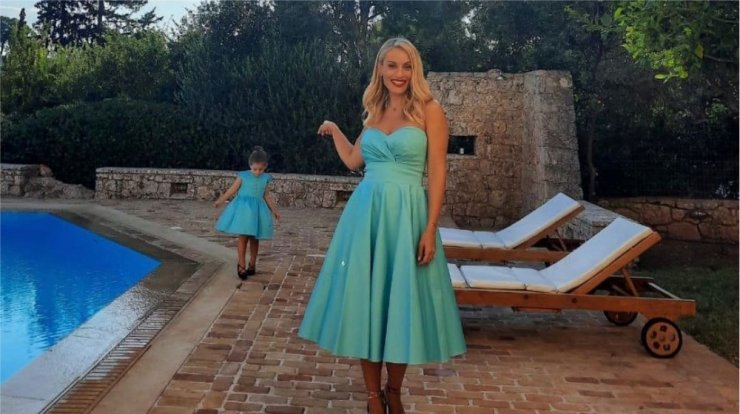 Ελεονώρα Μελέτη: Δείτε την κόρη της μέσα στο καμαρίνι της να βάφεται! [βίντεο]