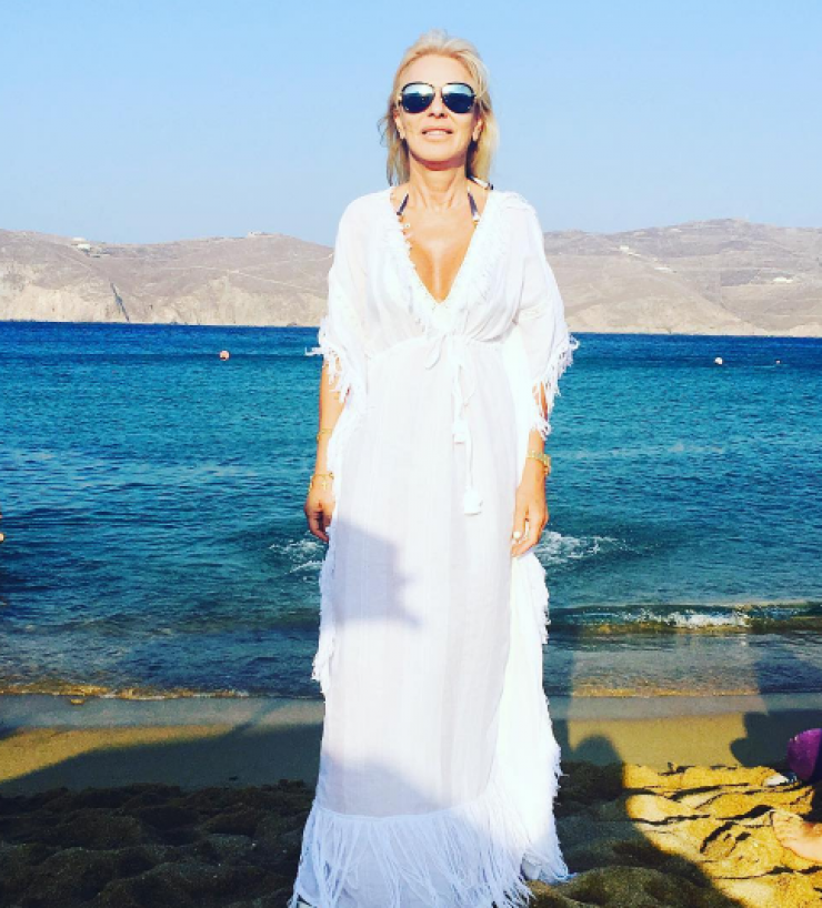 Νόνη Κυπριανού: Τρέλανε παραλία της Λεμεσού με το κόκκινο ολόσωμο μαγιό της!