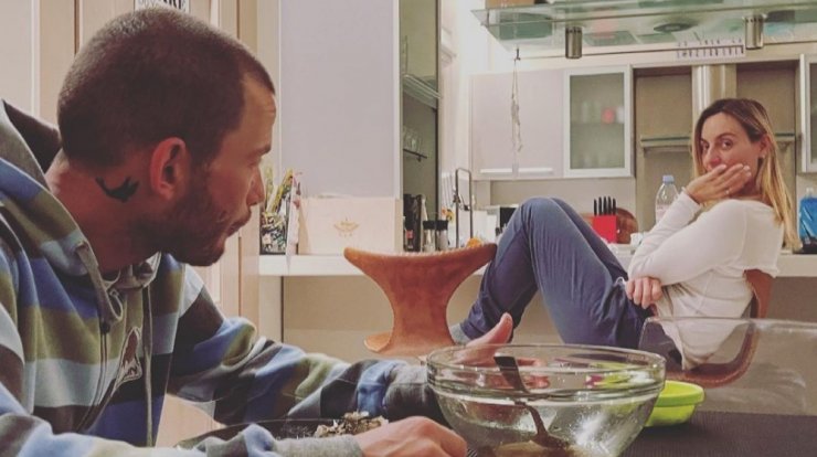 Ελεονώρα Μελέτη: Με αυτό το τραγούδι επιλέγει να κάνει μπάνιο ο σύζυγός της την κόρη τους [βίντεο]