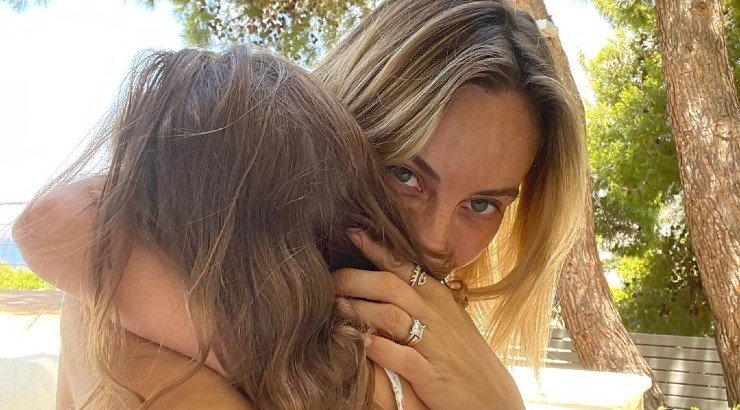 Ελεονώρα Μελέτη: Ποζάρει με μπικίνι και η κόρη της κάνει το πιο cute photobombing! 