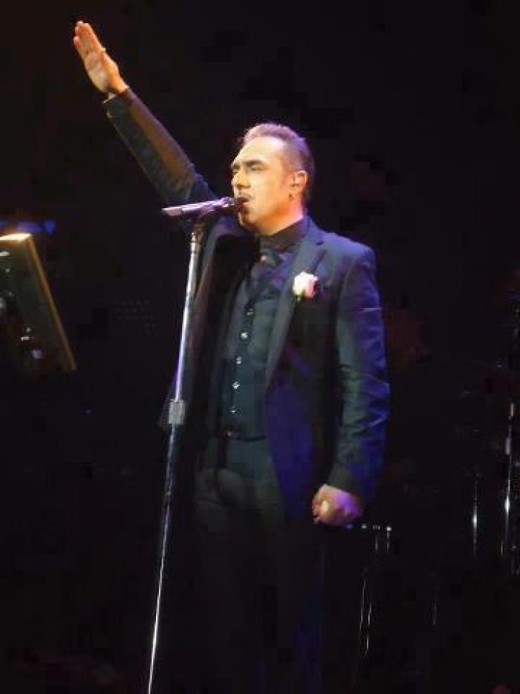 Νότης Σφακιανάκης: Το γύρο του διαδικτύου κάνει ο ναζιστικός χαιρετισμός του στην πίστα!