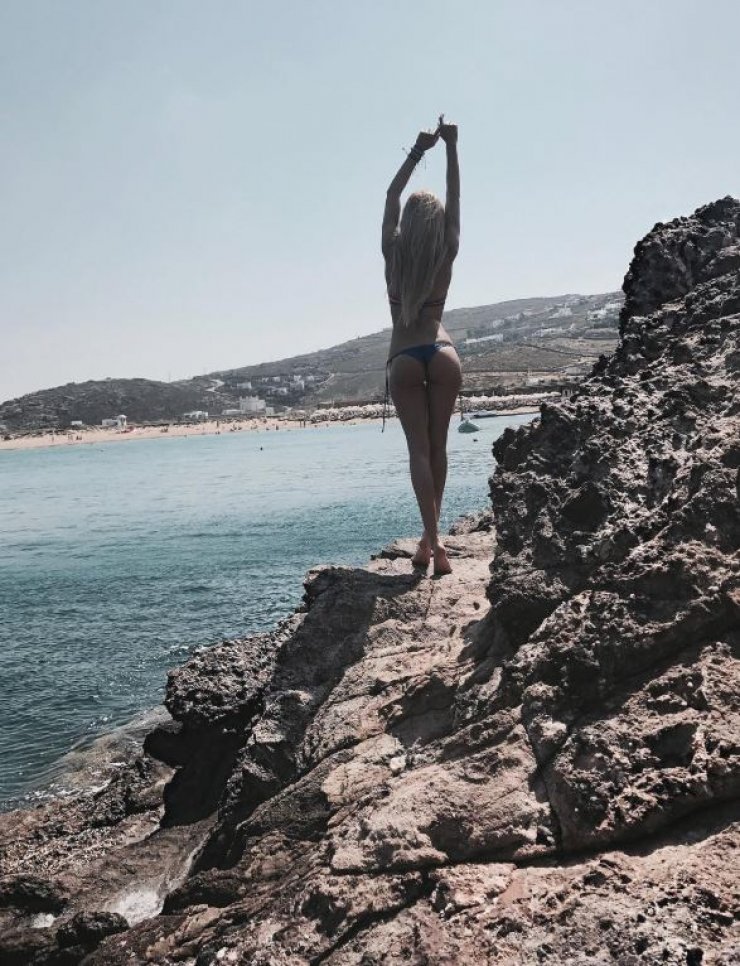 Ελληνίδα παρουσιάστρια με μαγιό στη Μύκονο και "κόβει" την ανάσα! [εικόνες]