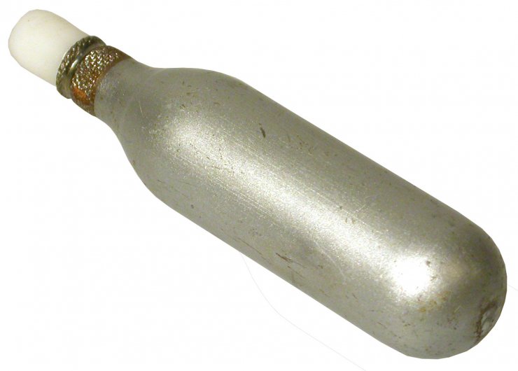 Χειροπέδες σε νεαρή που πουλούσε αέριο γέλιου