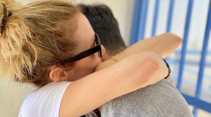 Ντορέττα Παπαδημητρίου: Ποζάρει με τον γιο της στα παρασκήνια του θεάτρου και την έχει περάσει σε ύψος