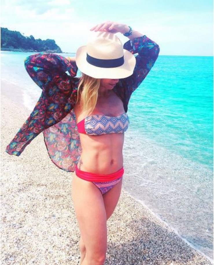 Ελληνίδα παρουσιάστρια μας άφησε με το στόμα ανοικτό ποζάροντας με μαγιό στην παραλία!