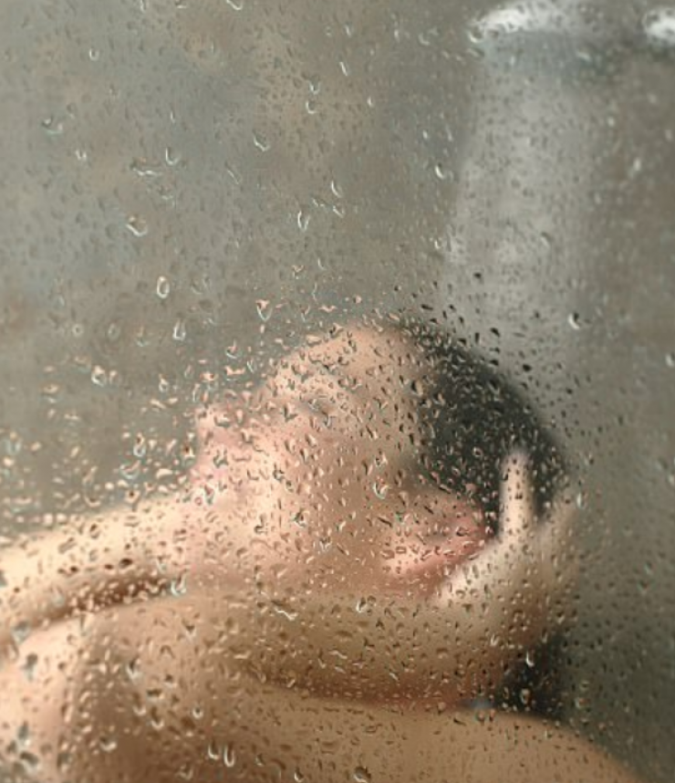 Το βραδινό ντους είναι καλύτερο για το δέρμα παρά το πρωινό!