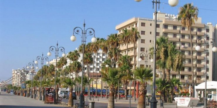 Λάρνακα: Τέλος τα τραπεζάκια σε πεζοδρόμια χωρίς άδεια 