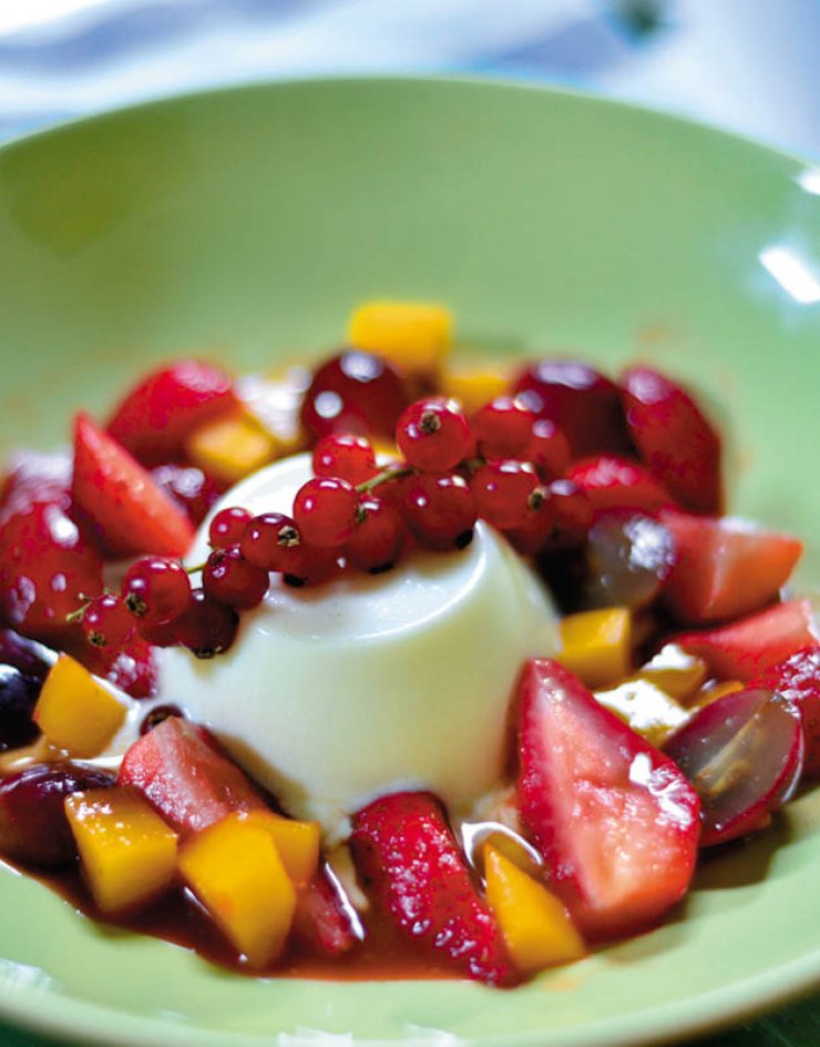 Πανακότα με ταχίνι και σάλτσα κόκκινων φρούτων