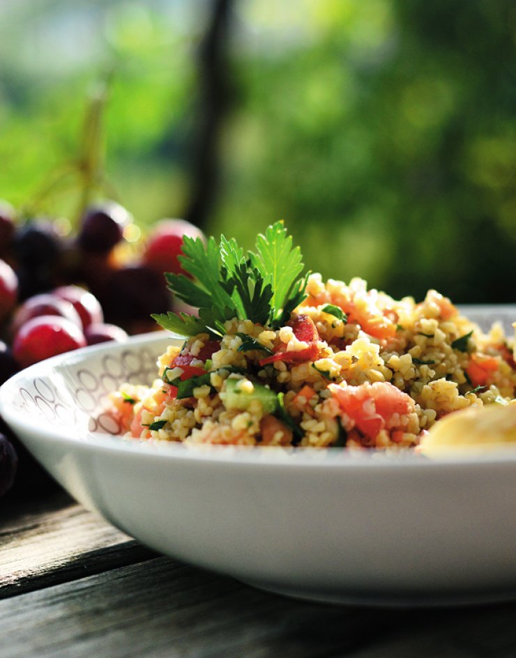 Μεσογειακή σαλάτα με πλιγούρι και κυπριακές πίτες