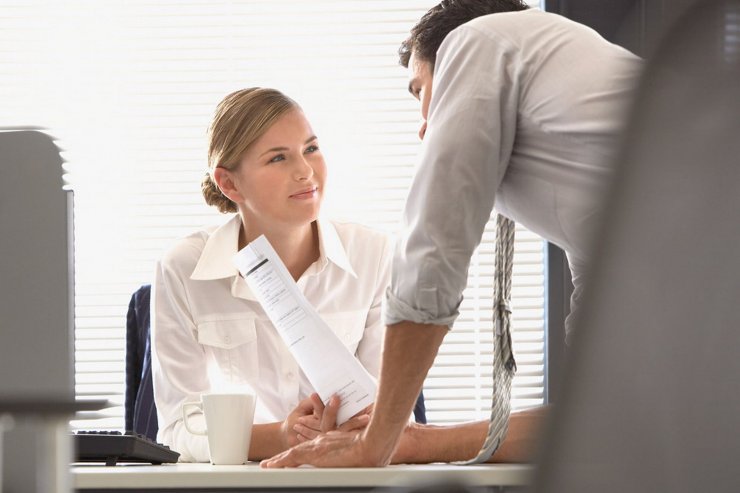 Φλερτάρεις με συνάδελφο; Δεν είσαι η μόνη 