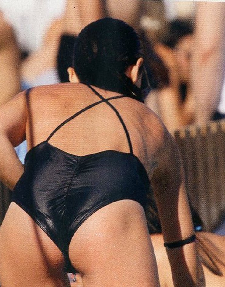 Έβαλε το ολόσωμο μαγιό της και τρέλανε κόσμο στη Μύκονο 