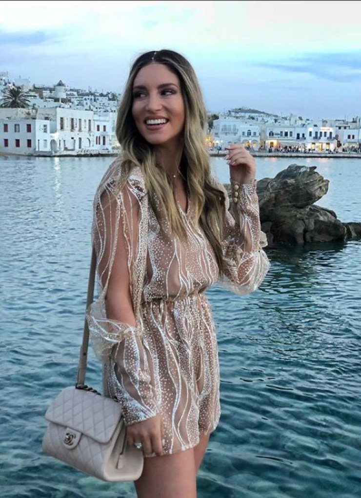 Αθηνά Οικονομάκου: Δείτε για πρώτη φορά τον σύζυγό της με τον τριών μηνών γιο τους! [εικόνα]