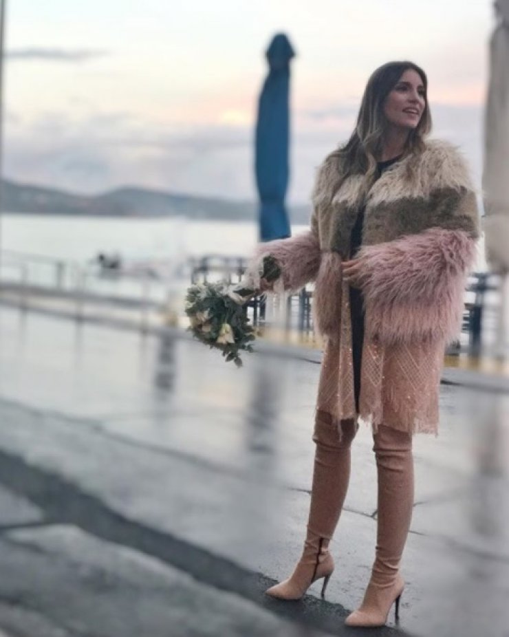 Η Αθηνά Οικονομάκου αποκαλύπτει για πρώτη φορά την ηχηρή απουσία στο γάμο της με το Φίλιππο Μιχόπουλο