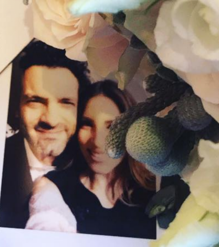 Φίλιππος Μιχόπουλος – Αθηνά Οικονομάκου: Οι πρώτες φωτογραφίες να βγαίνουν από το δημαρχείο και η νύφη να ρίχνει την ανθοδέσμη!