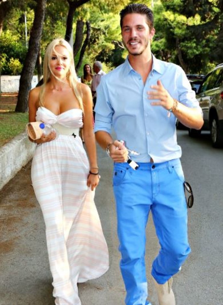 Η απάντηση της Βίκυς Κάβουρα στα δημοσιεύματα που την θέλουν ξανά με τον Νίκο Οικονομόπουλο!