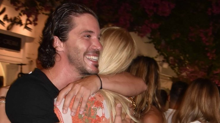 Νίκος Οικονομόπουλος: Θερμή αγκαλιά σε ξανθιά παρουσιάστρια στη Μύκονο! [εικόνες]