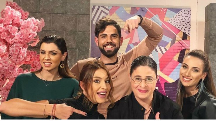 Η φωτογραφία επώνυμου άντρα προκάλεσε σπαστικό γέλιο στα μέλη της εκπομπής “Όλα Καλά” 