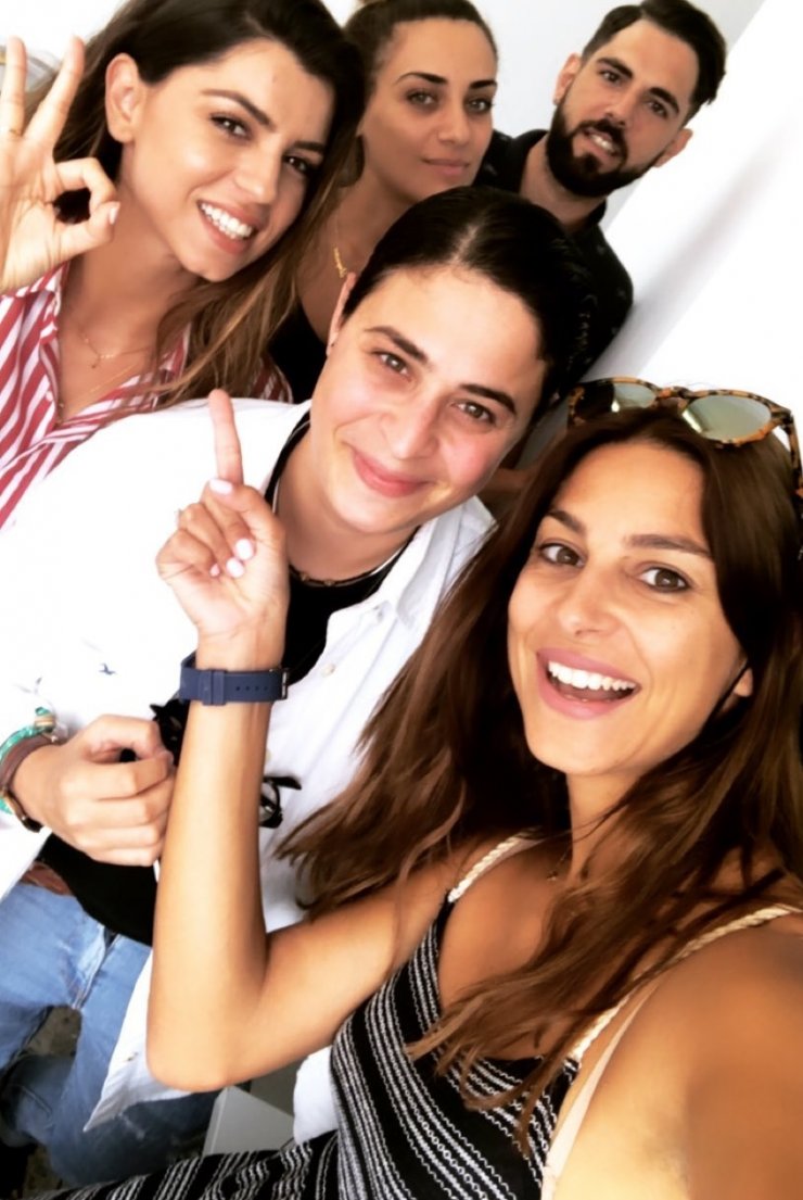 Τρυπώσαμε στα παρασκήνια της εκπομπής “Όλα Καλά” [βίντεο]