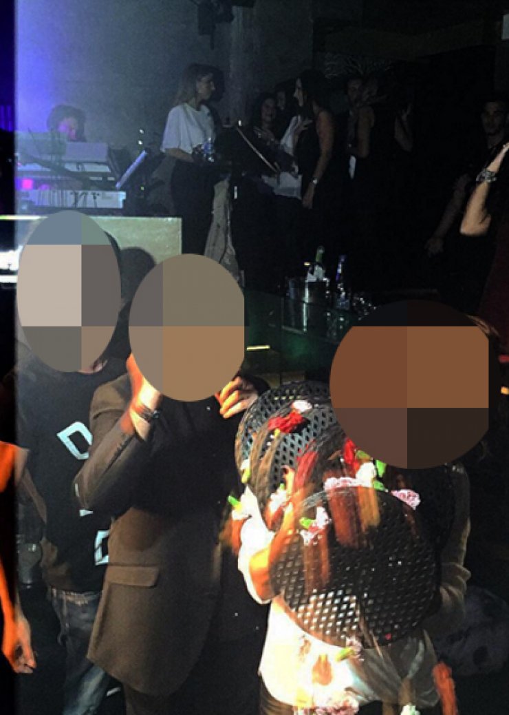 Η Κύπρια επώνυμη που την "έλουσαν" στα γαρύφαλλα 