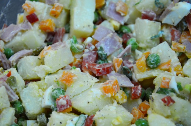 Ουκρανική σαλάτα με λαχανικά και γλώσσα χοιρινή