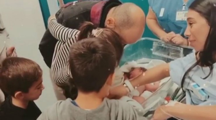 Ολυμπία Χοψονίδου: Οι νέες εικόνες μέσα από το μαιευτήριο αγκαλιά με την κόρη της!