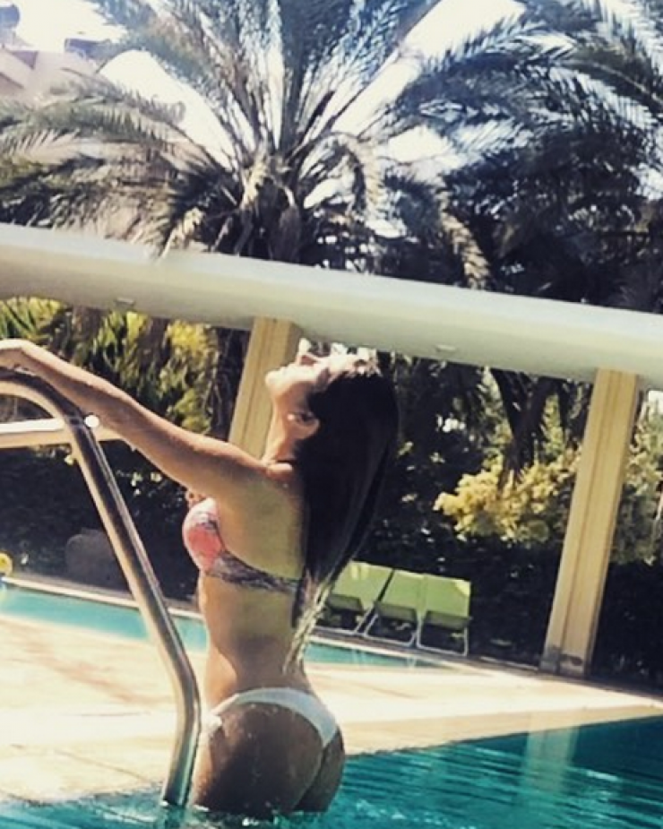 Η σέξι πίσω όψη Κύπριας τραγουδίστριας!