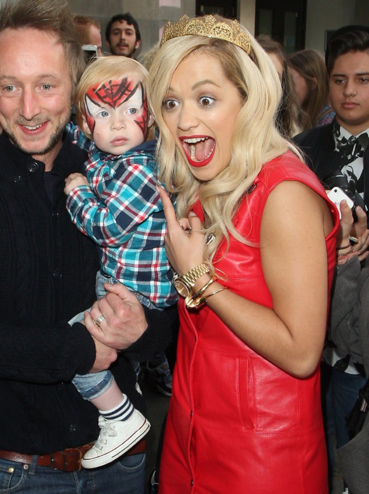 Η Rita Ora και ο νεαρός θαυμαστής [εικόνες]