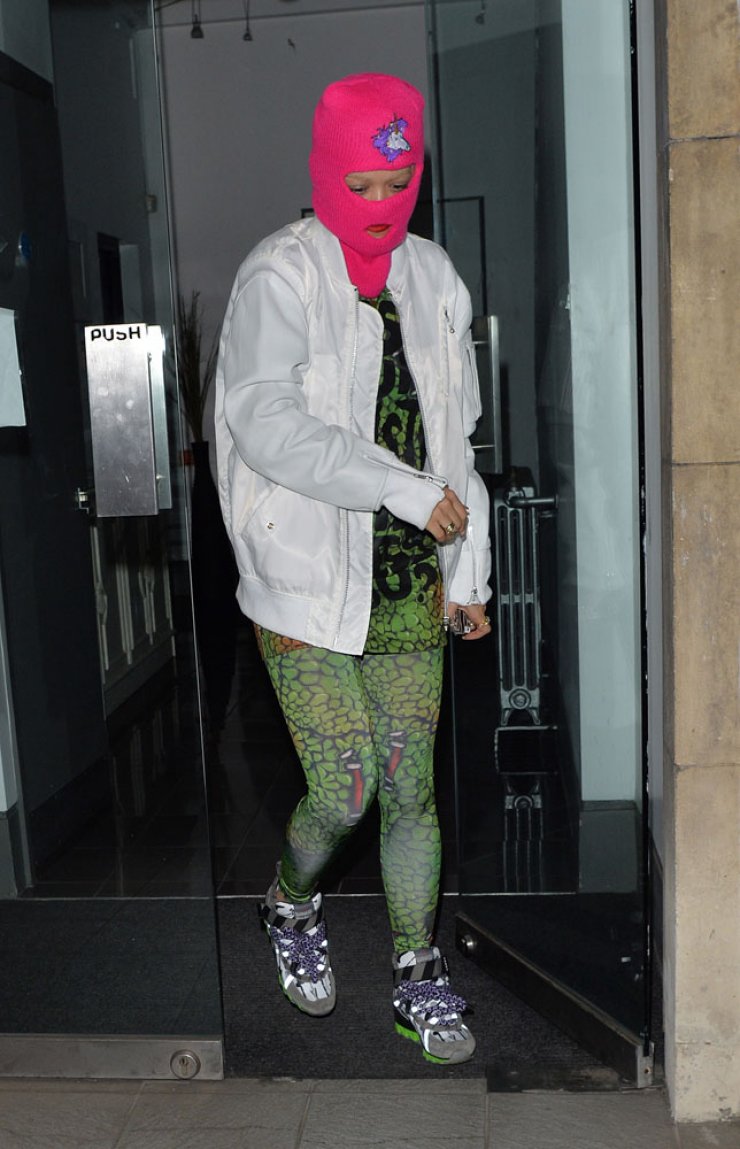 Διάσημη σταρ εμφανίζεται με κουκούλα [εικόνες]