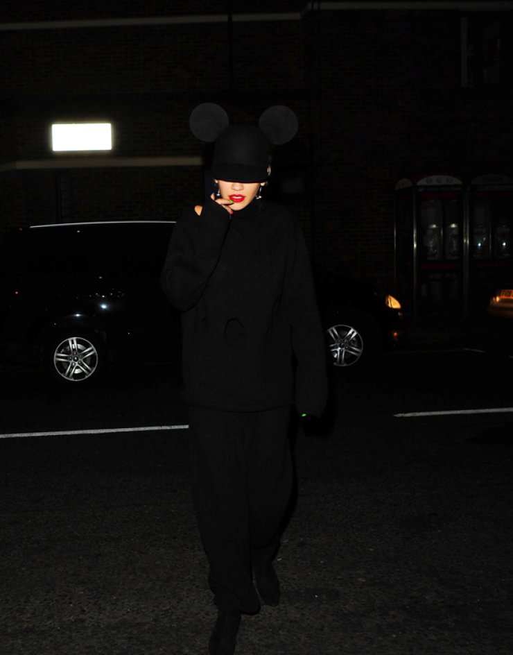 Total black για την Rita Ora [εικόνες]