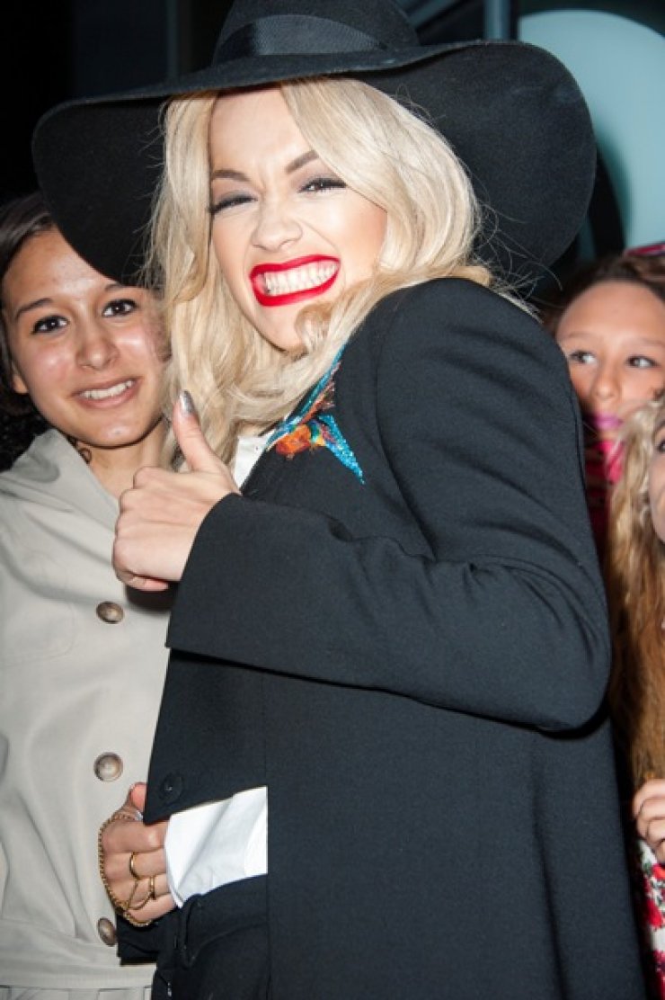 Μαύρο ανδρόγυνο σύνολο από την Rita Ora [εικόνες]