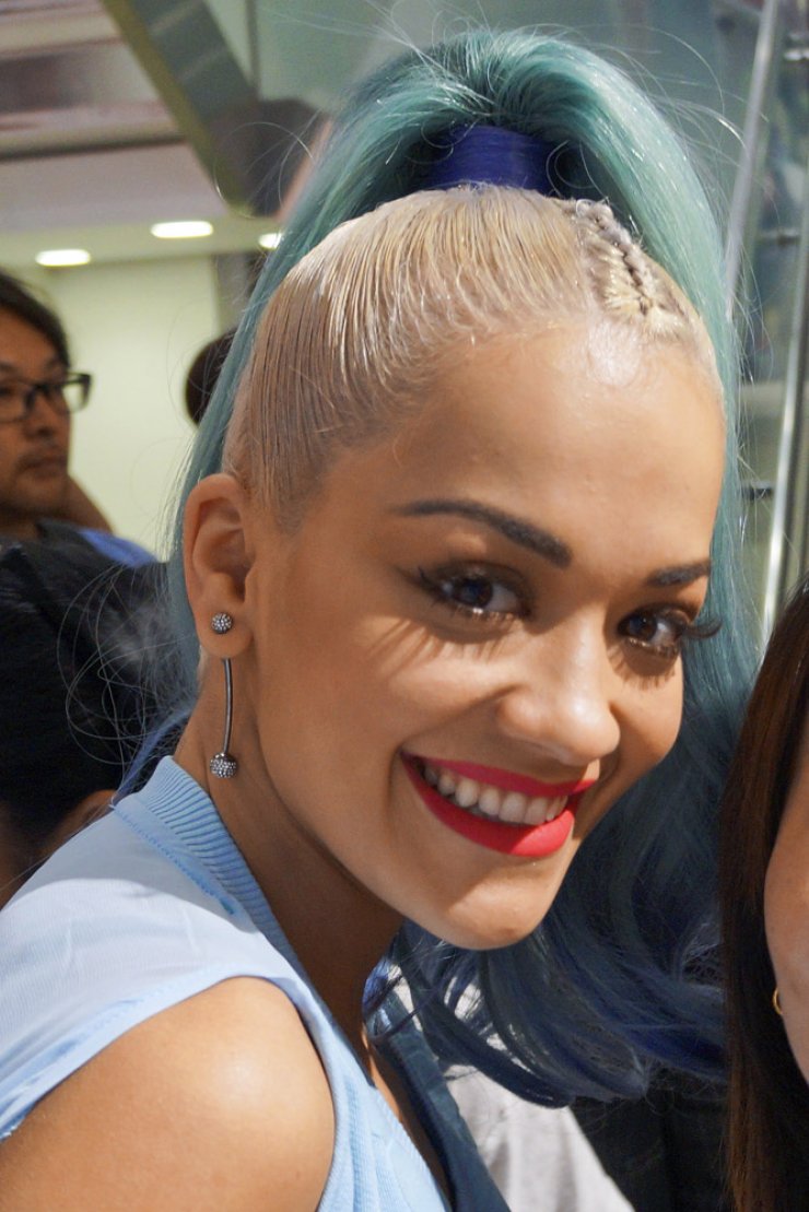 Πασίγνωστη τραγουδίστρια έβαψε τα μαλλιά της…γαλάζια! 