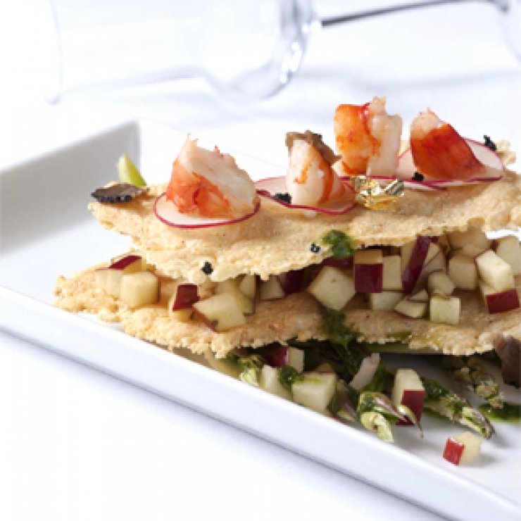 Καραβίδες με σαλάτα από σπαράγγια και μήλα