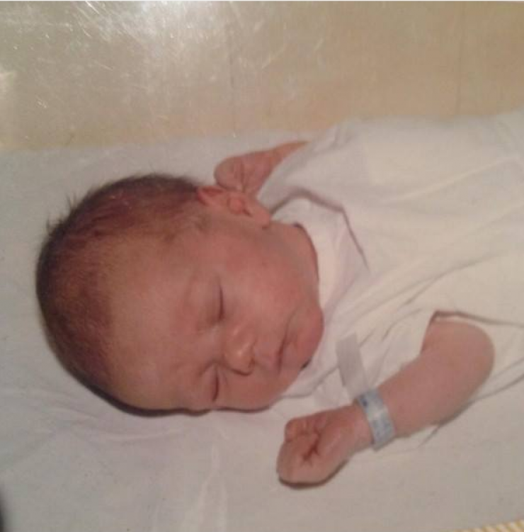 Ποιος κούκλος Έλληνας ηθοποιός είναι το μωράκι στη φωτογραφία;