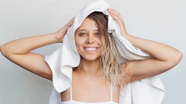 Λαμπερά & ενυδατωμένα μαλλιά: Τα φυσικά προϊόντα που θα σου γίνουν απαραίτητα