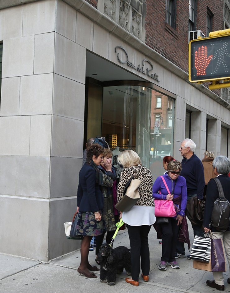 Κοσμοσυρροή έξω από το κατάστημα του Oscar De La Renta [εικόνες]