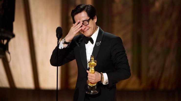 “Μαμά, μόλις κέρδισα ένα Oscar”: Κλαίγοντας ο Ke Huy Quan παρέλαβε το βραβείο του [βίντεο]