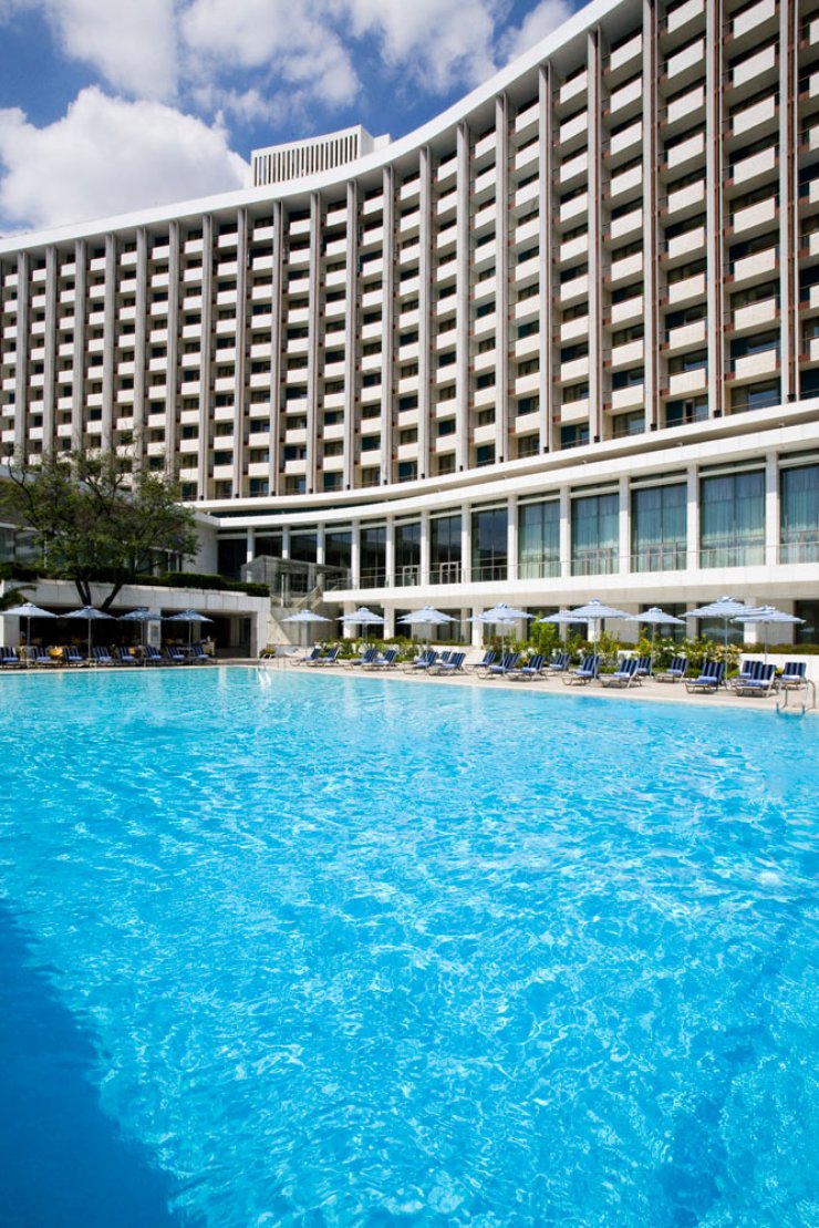 Στην πισίνα του Hilton Αθηνών