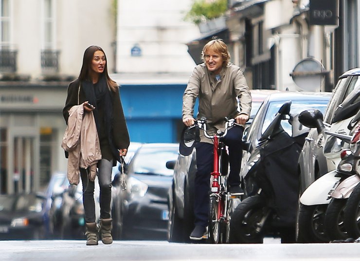 Διάσημος σταρ του Hollywood φλερτάρει στη μέση του Παρισιού [εικόνες]