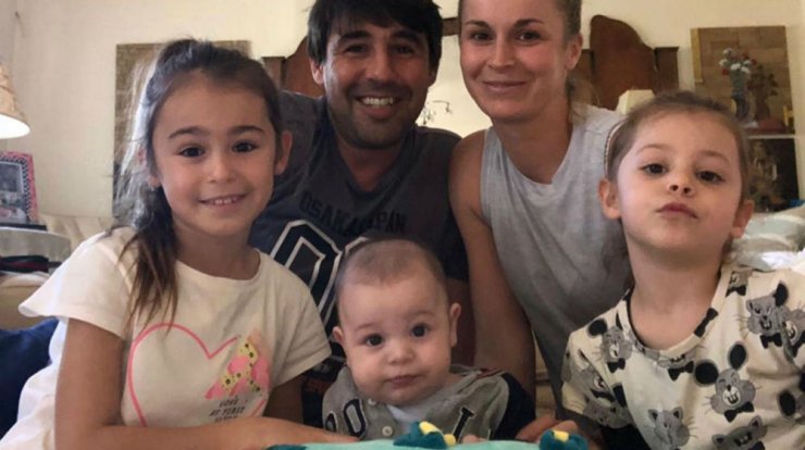 Μάρκος Παγδατής: Δείτε τον να γυμνάζεται έχοντας αγκαλιά τον έξι μηνών γιο του! [βίντεο]