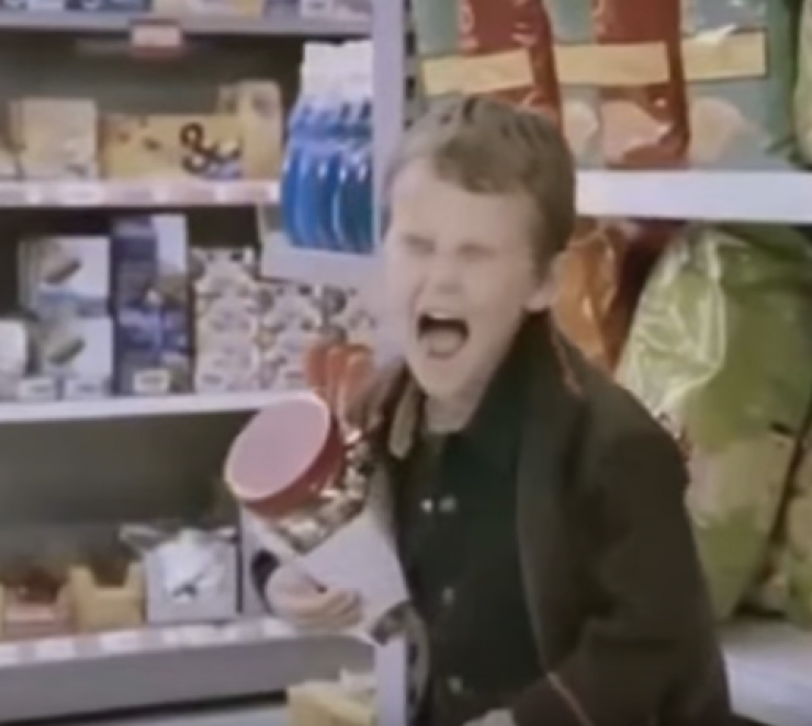 Η πιο αστεία τακτική από μητέρα για να μην κάνει θόρυβο το παιδί της!