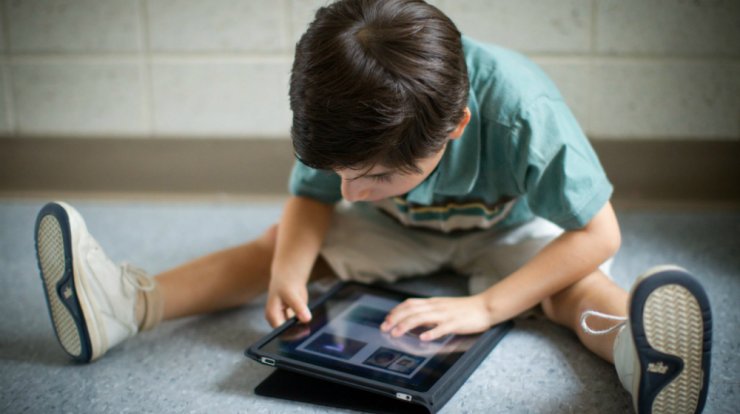 Παιδί και οθόνες: 4 νέες συστάσεις από τους ειδικούς!