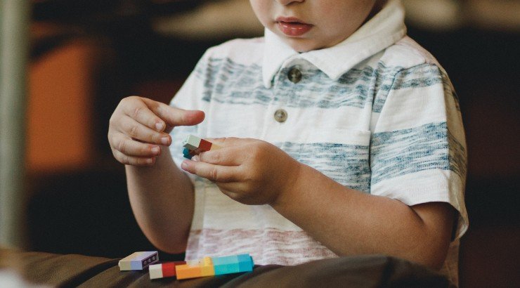 6 λόγοι που τα παιδιά πρέπει να έχουν λιγότερα παιχνίδια στο σπίτι