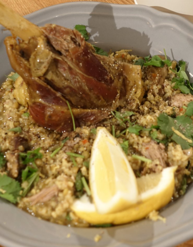 Σιγομαγειρεμένο αρνάκι με φακές