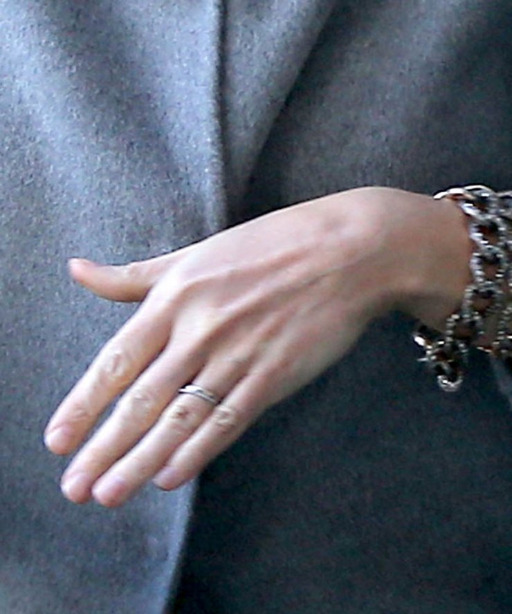 Φημολογείται πως χωρίζει…η βέρα όμως το διαψεύδει!!! Για ποιαν διάσημη πρόκειται;